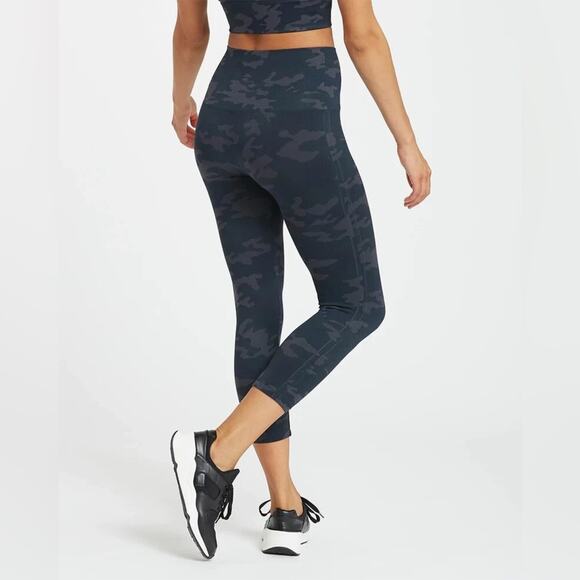 SPANX Look At Me Now Cropped Leggings Medium NWT - Picture 1 of 4